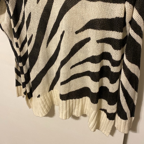By Design Long Sleeve Zebra Print Tunic Sweater V Neck - Picture 9 of 11
